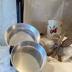 Wilton Round Cake Pans Set Of 2-(1)-6x2”-506-2187 1971 - (1)-8x2”-502-2103 -1971